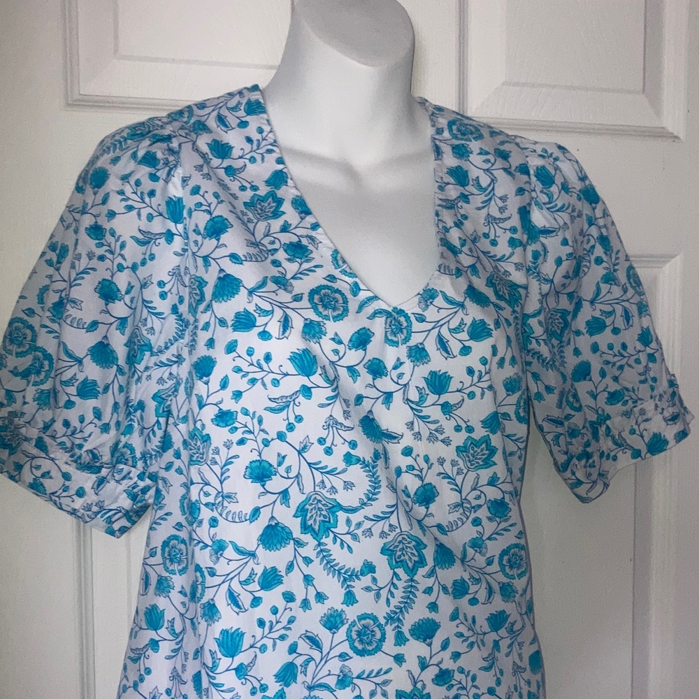 Women’s Draper James Blue Paisley Print White V-Neck Small Floral Top